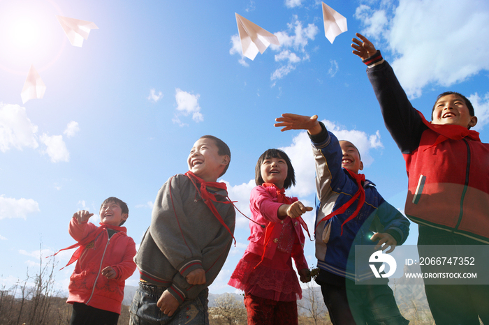 乡村小学生放纸飞机