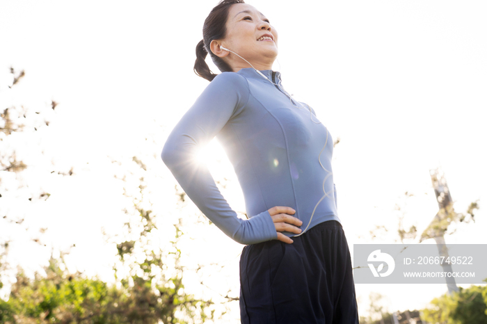 中年女子在户外健身