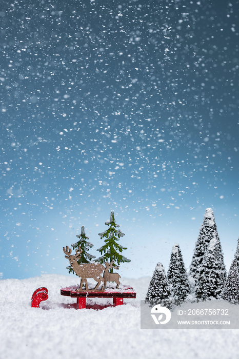 雪中的松树和麋鹿