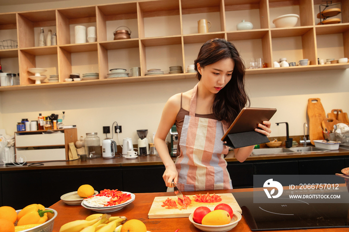 青年女人在家做饭