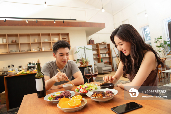 年轻夫妇在家用餐