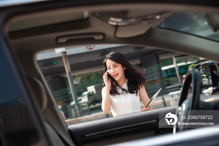 漂亮的青年女人走向汽车