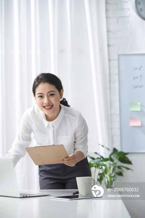 青年商务女人在办公