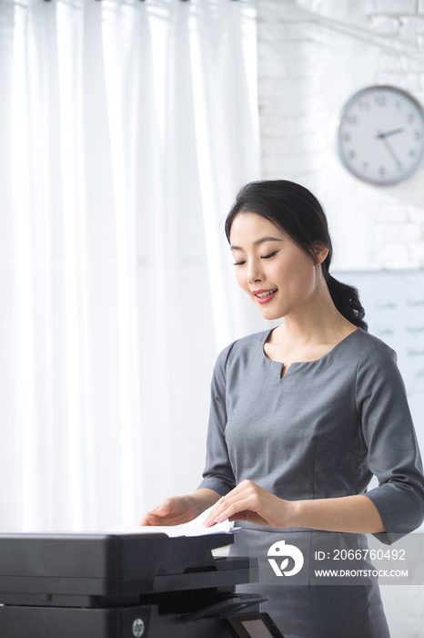 青年商务女人在办公