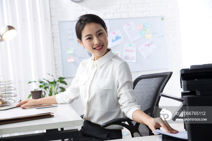 青年商务女人在办公