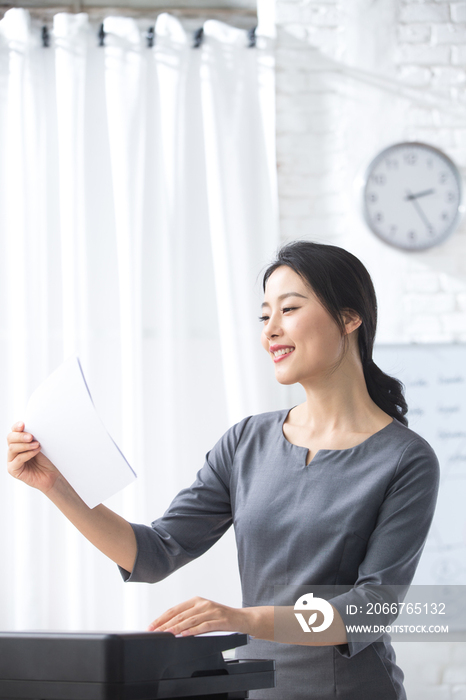 青年商务女人在办公