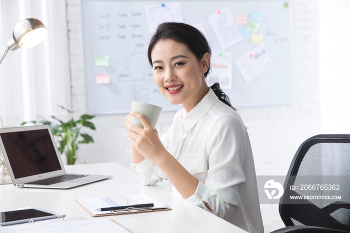 青年商务女人在办公