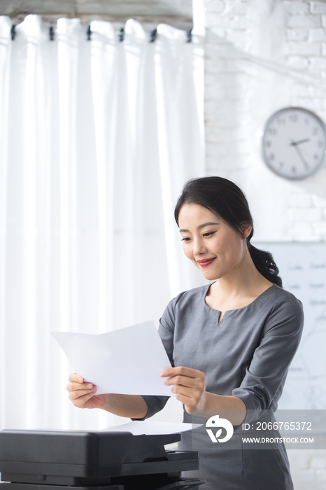 青年商务女人在办公