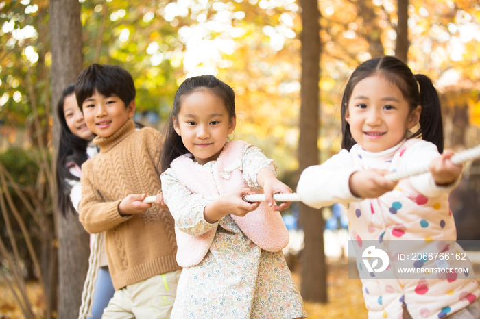 小学生在拔河比赛