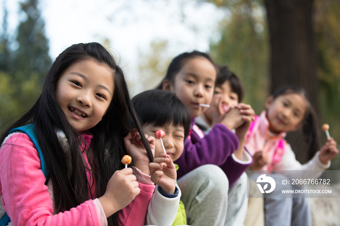 可爱的男孩女孩在户外玩耍