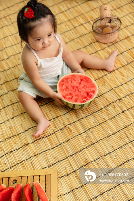 可爱的女宝宝吃西瓜
