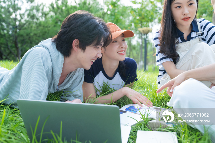 大学生在校园里看书学习