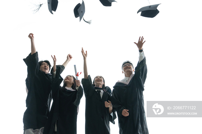 穿学士服的大学生欢呼庆祝毕业