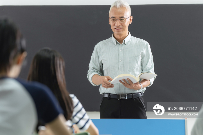 大学老师给学生们上课