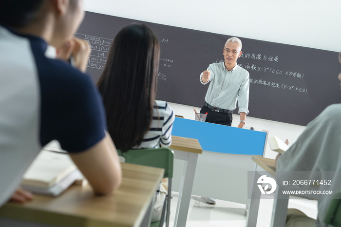 大学老师给学生们上课