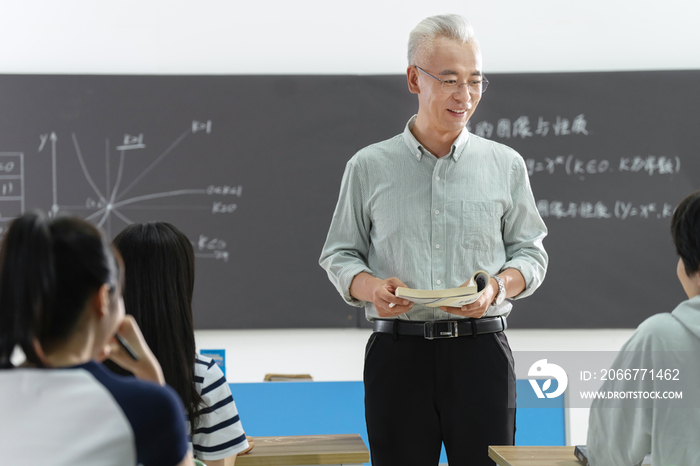 大学老师给学生们上课