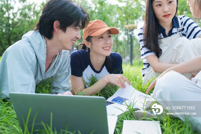 大学生在校园里看书学习