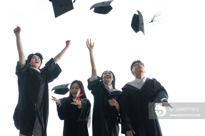 穿学士服的大学生欢呼庆祝毕业