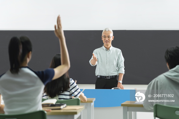 大学老师给学生们上课