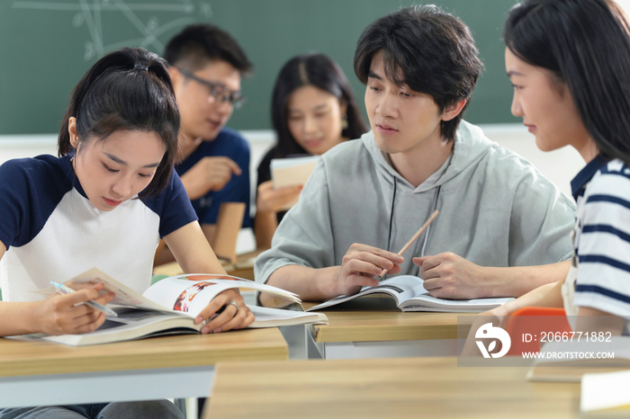 坐在教室里讨论学习的大学生