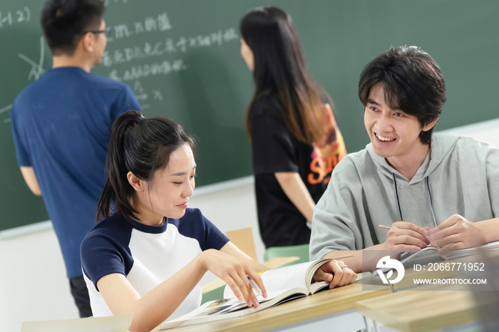 坐在教室里讨论学习的大学生