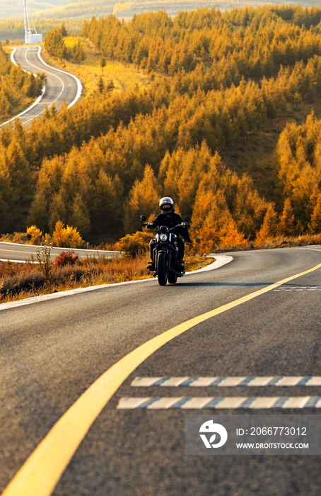 秋天郊外骑摩托车的年轻女人