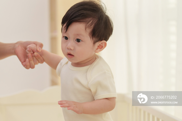 婴儿床内的可爱宝宝