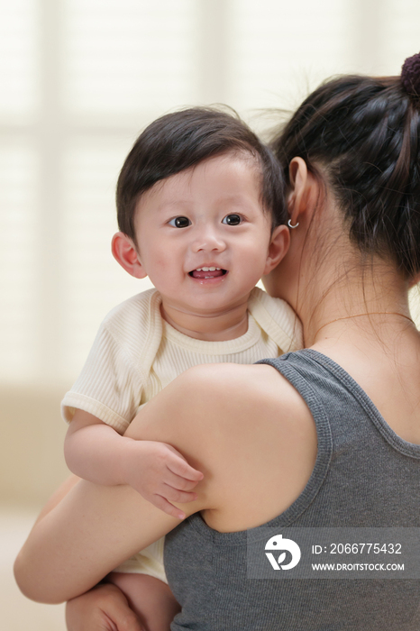 年轻妈妈抱着可爱的宝宝