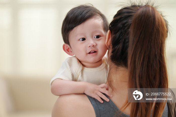 年轻妈妈抱着可爱的宝宝