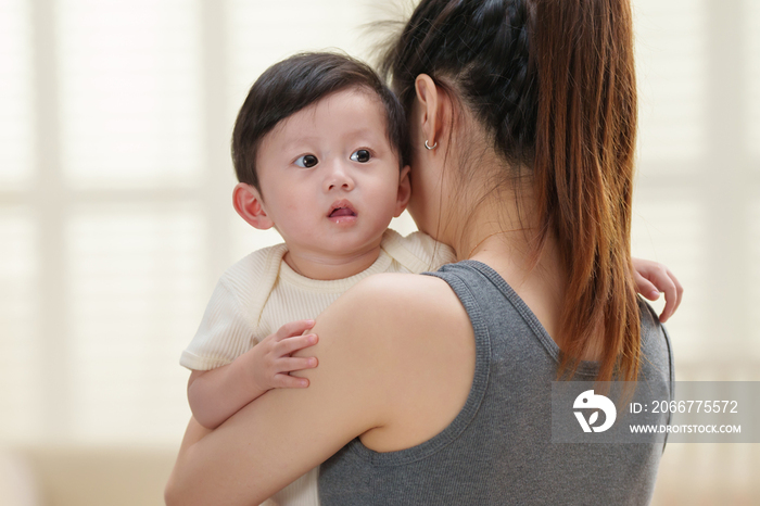 年轻妈妈抱着可爱的宝宝