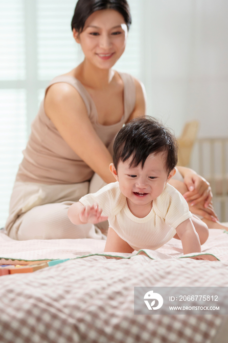 年轻妈妈陪伴宝宝玩耍