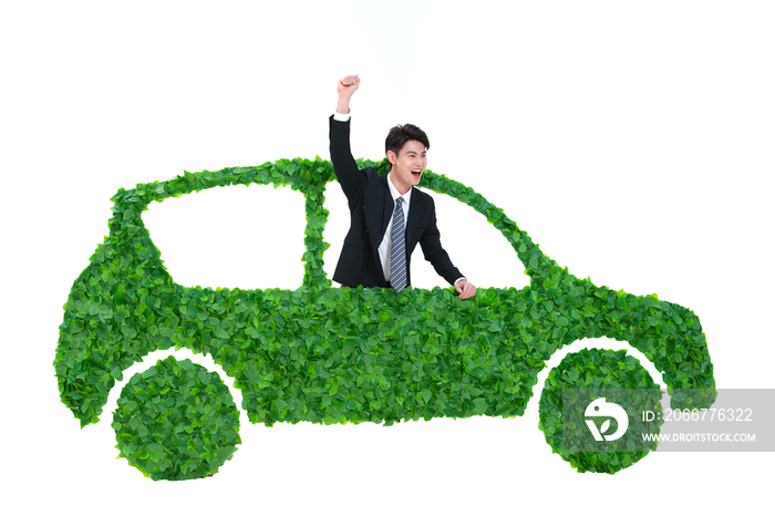 青年商务男士驾驶绿色环保汽车出行