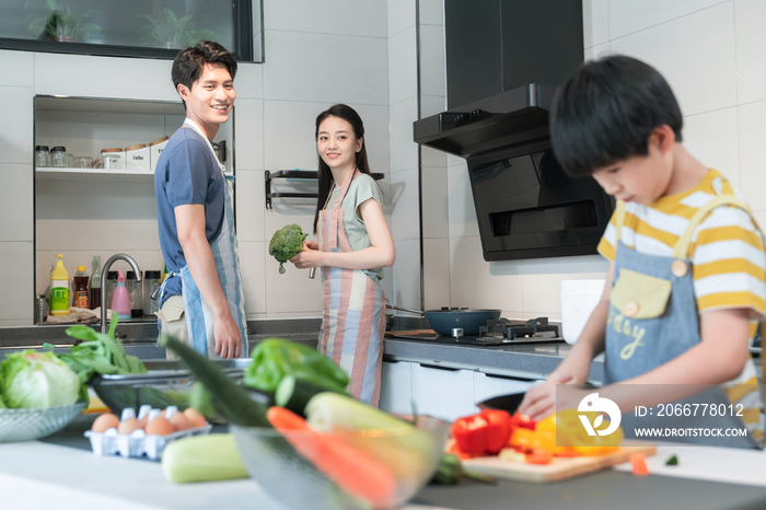 年轻父母教儿子学做饭