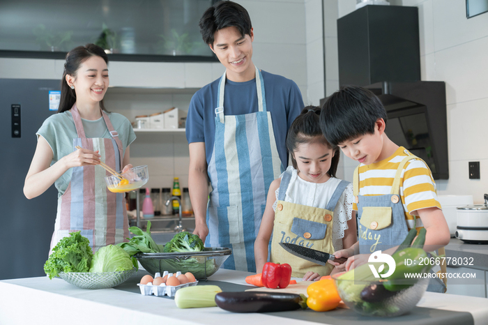 年轻父母教孩子学做饭