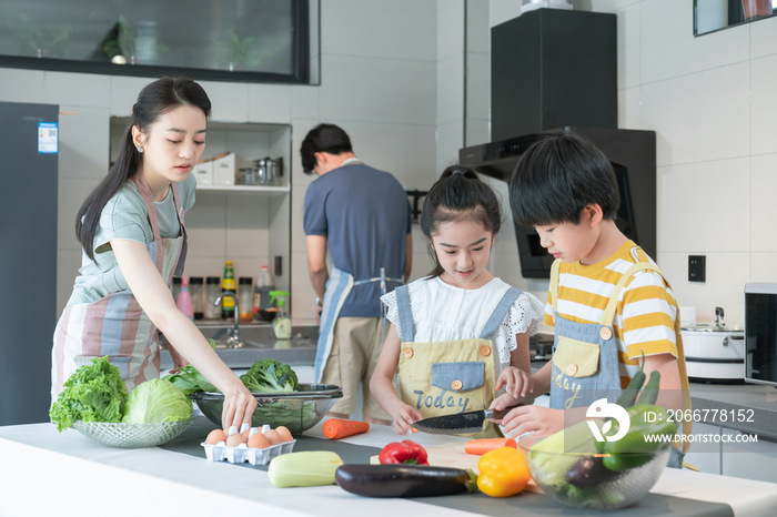 年轻父母教孩子学做饭