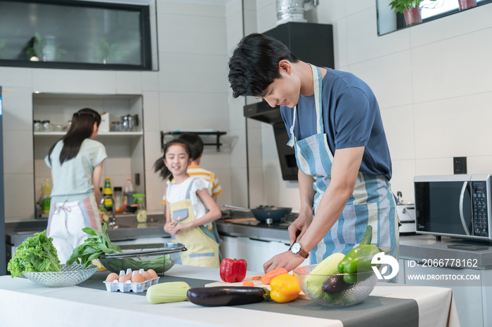 年轻父母教孩子学做饭