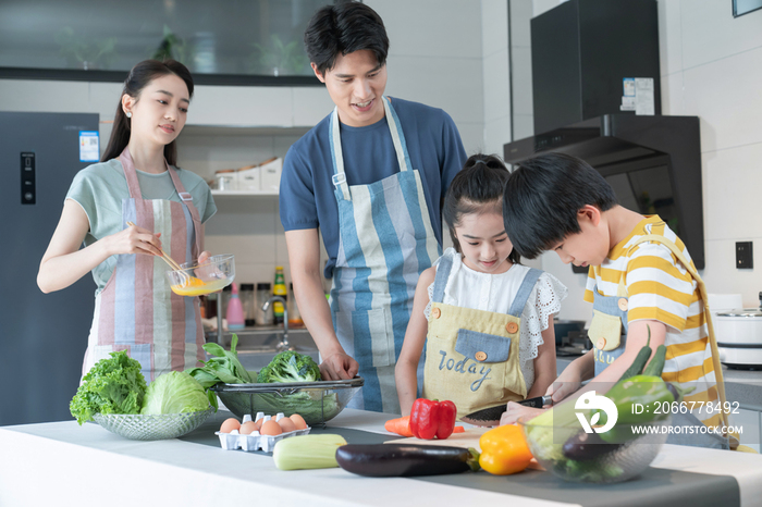 年轻父母教孩子学做饭