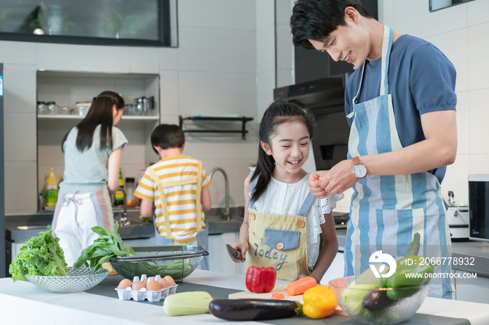 年轻父母教孩子学做饭