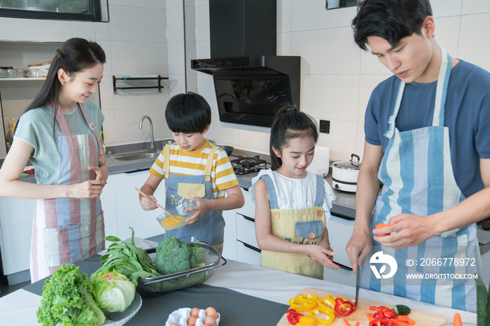 年轻父母教孩子学做饭