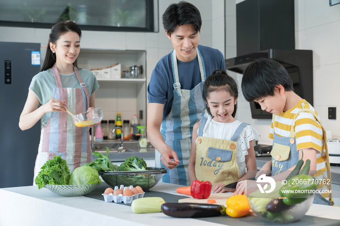 年轻父母教孩子学做饭