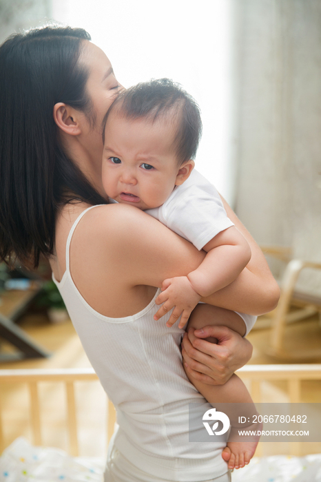 妈妈抱着宝宝