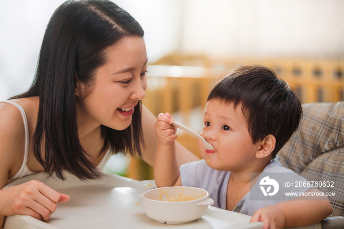 妈妈喂宝宝吃饭