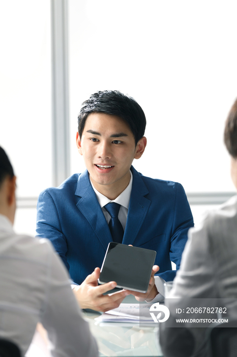 商务男女在办公室