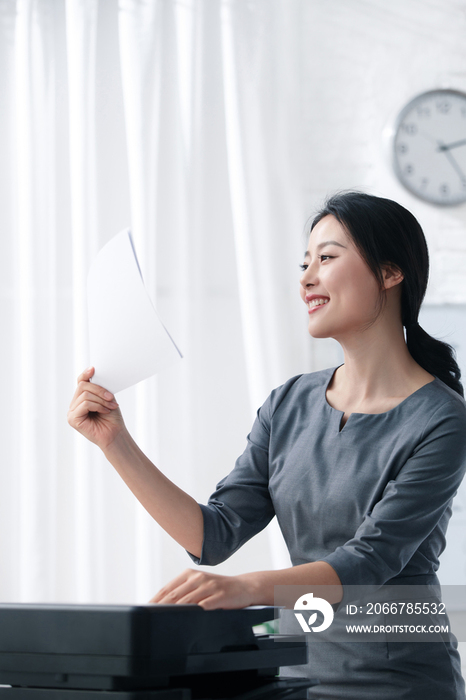 青年商务女人在办公