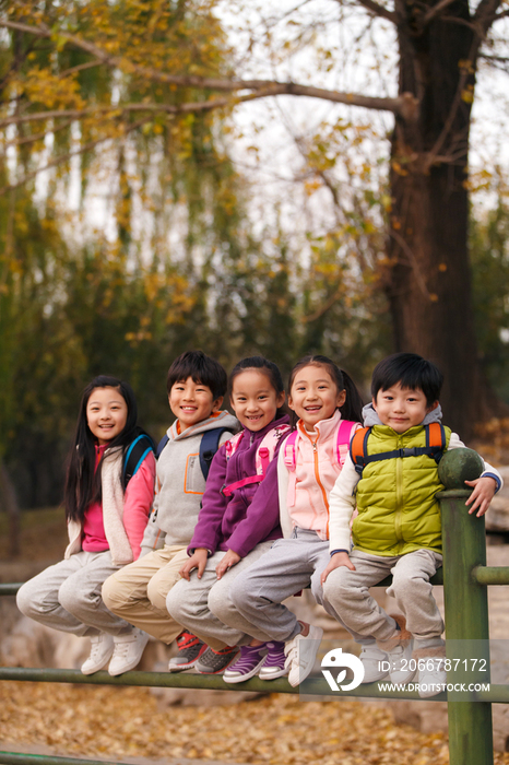 小学生在户外玩耍