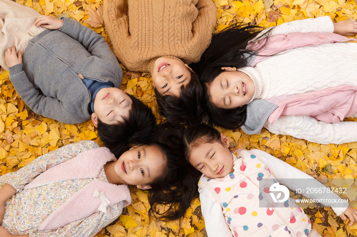 可爱的男孩女孩躺在地上