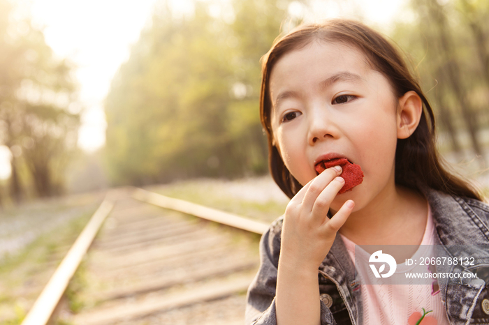 可爱的小女孩在户外