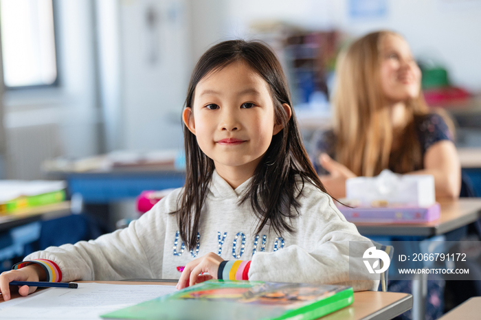 国际学校学生在教室里学习