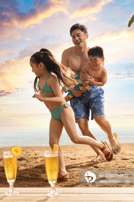 年轻父亲带着孩子们在沙滩玩耍