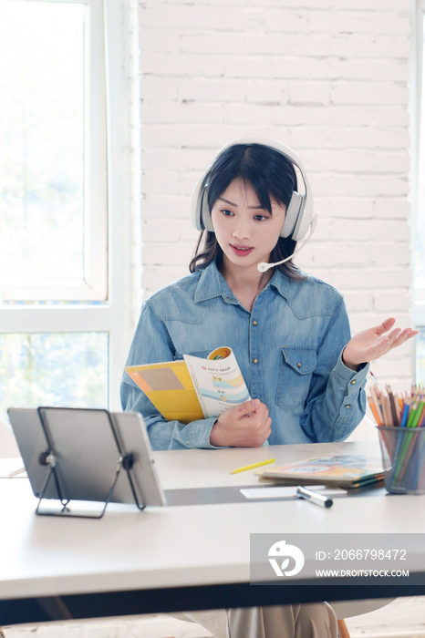 青年女人在线直播教育